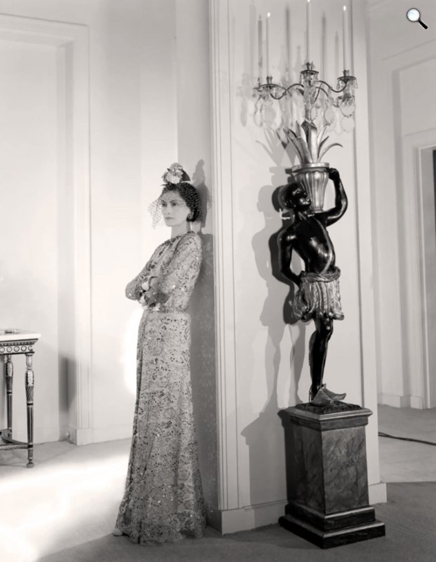 Gabrielle (Coco) Chanel (1883-1971) saját tervezésű ruhájában pózol, 1937 (Fotó: Cecil Beaton/Flickr/Wikimedia)