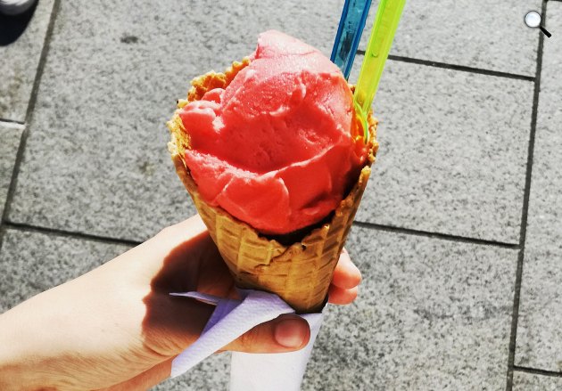 Rózsaszín szörbet (gyümölcsös édesség) (Fotó: Sage)