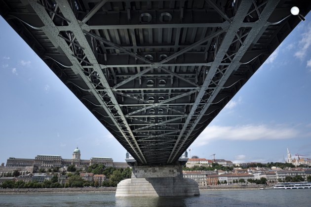 Budapest jelképe a felújított Lánchíd, 2023 (Fotó: MTI/Szigetváry Zsolt)
