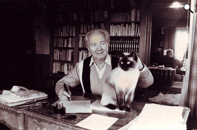 Robert Merle (1908-2004) az egyik legolvasottabb francia író a macskájával, 1985 (Fotó: Wikimedia)