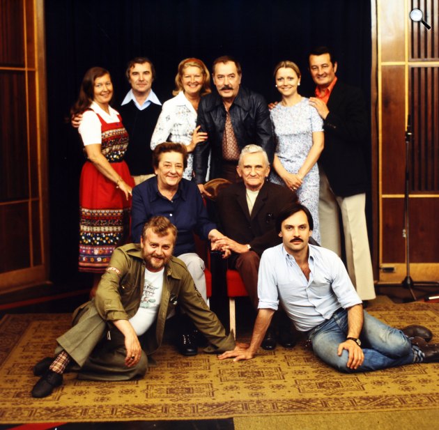Szabó család rádiójáték a Magyar Rádióban - Állnak: Mednyánszky Ági, Zenthe Ferenc, Balogh Erzsi, Benkő Gyula, Moór Marianna, Garics János, középen Gobbi Hilda és Rajz János, elöl Petrik József, Benkő Péter színművészek, 1978 (Fotó: Fortepan/Szalay Zoltán)