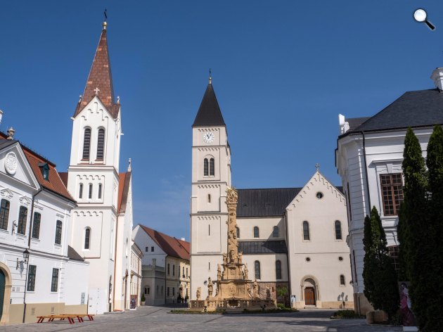 Szent István-templommal szemben a Szent Mihály Főszékesegyházat Szent István felesége, Boldog Gizella szentelte fel 1030 körül, Veszprém (Fotó: Nagy Lajos)