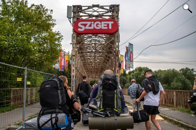 Sziget Fesztivál - Érkeznek a fesztiválozók (Fotó: MTI/Balogh Zoltán)