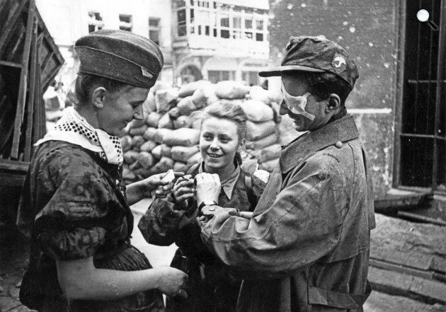 Varsói felkelés - Katonák a Warecka utcában, 1944 (Fotó: Joachim Joachimczyk/Antoni Przygoński)