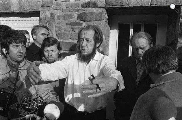 Alekszandr Szolzsenyicin (1918-2008) Nobel-díjas orosz író Heinrick Böll írónál lakott miután a Szovjetunióból kiutasították, 1974 (Fotó: Anefo/Bert Verhoeff)