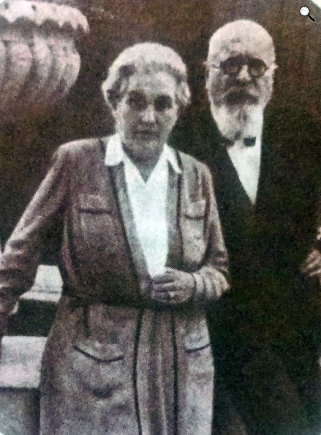 Gundel Károly és felesége, Blasutigh Margit legendás vendégszeretetéről volt ismert, 1945 (Fotó: Gundel Imre: Gasztronómiáról ​és Gundelekről)