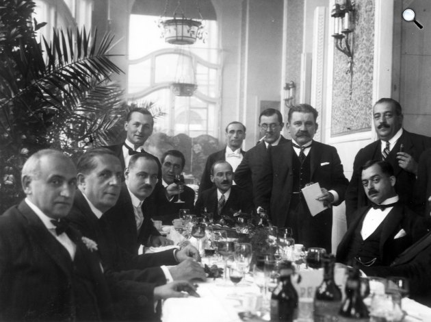 Boross Mihály, Magyar Elek, mögötte ül Gundel Károly. Jobb szélen ül Krúdy Gyula, mögötte áll Bánó Dezső, mellette Ripka Ferenc a Dunapalotában, 1920 (Fotó: Fortepan/Magyar Bálint)