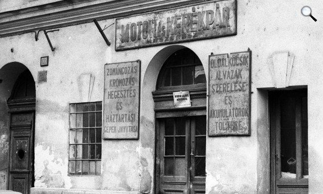 A piacon háztáji terményt árusító asszony, háttérben egy szatócsbolt, 1940 (Fotó: Fortepan/Győző József)