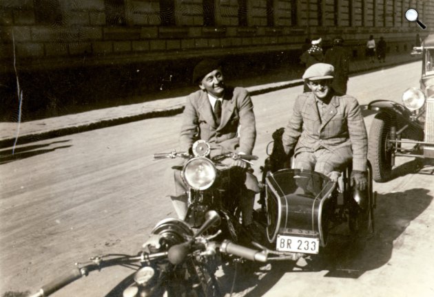 Szent-Györgyi Albert Nobel-díjas orvos, biokémikus, jobbra Urbach László motorkerékpár-versenyző, konstruktőr, 1938 (Fotó: Fortepan/Kelemen Zsuzsa)