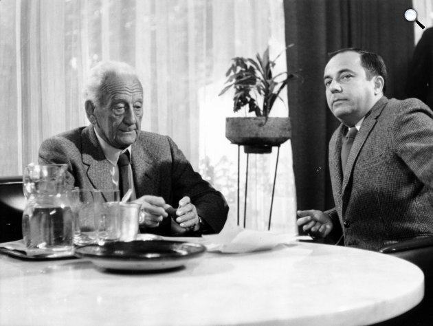 Szent-Györgyi Albert Nobel-díjas és Kossuth-díjas orvos, biokémikus. A professzorról készülő televíziós portréfilm felvétele, a riporter Vitray Tamás, 1973 (Fotó: Fortepan/Bakos László)