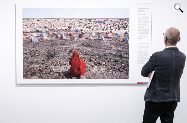 Jonathan Fontaine: A nomád utolsó útja c., a zsűri különdíjával elismert képe a World Press Photo 2023 kiállításon a Magyar Nemzeti Múzeumban, 2023 (Fotó: MTI/Szigetváry Zsolt)