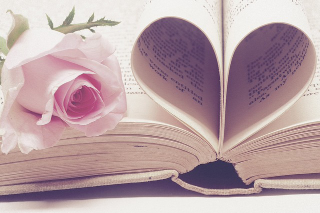 Kávé és rózsák egy könyvvel (Fotó: Pixabay)