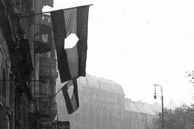 1956-os forradalom - II. János Pál pápa (Köztársaság) tér a Vay Ádám utca felől a Népszínház utca felé nézve. (Fotó: Fortepan)