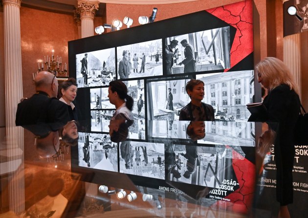 John Sadovy fényképei az 1956-os magyar forradalom napjaiból c. kiállítás a Nemzeti Múzeumban - Liza Jane Sadovy és Yvonne Sadovy, a fotós lányai, 2023 (Fotó: MTI/Bruzák Noémi)