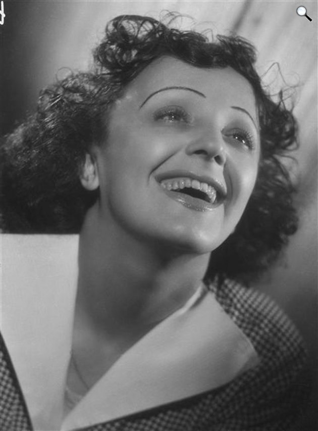 Édith Piaf (1915-1963) sanzonénekes, a kis veréb, 1946 (Fotó: Harcourt/Wikimedia)
