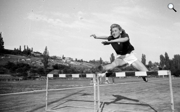 Gyarmati Olga (1924-2013) olimpiai bajnok magyar atléta, távolugró, futó, gátfutó, 1949, 1949 (Fotó: Fortepan/Kovács Márton Ernő)