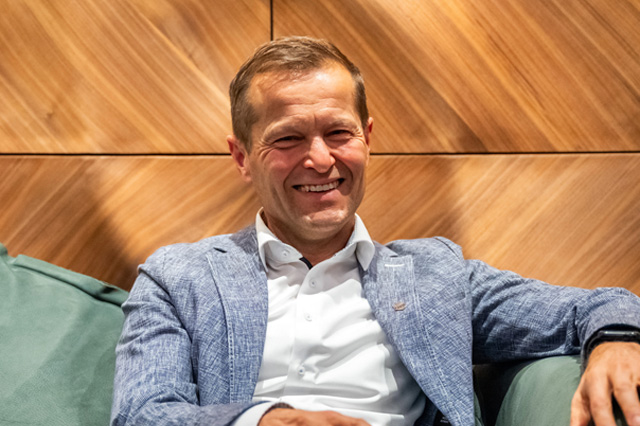 Krausz Ferenc Nobel-díjas fizikus, a Max Planck Kvantumoptikai Intézet igazgatója az Magyar Rádió stúdiójában, 2023 (Fotó: MTI/Balogh Zoltán)