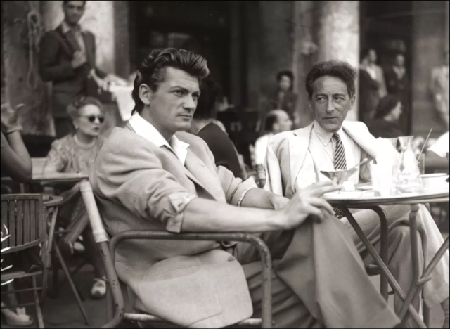 Jean Marais színművész és Jean Cocteau költő, filmrendező, festő egy teraszon a VIII. Velencei Filmfesztiválon, 1947 (Fotó: Ivo Meldolesi/Mondadori/lefigaro.fr/sortir-paris/Wikimedia)