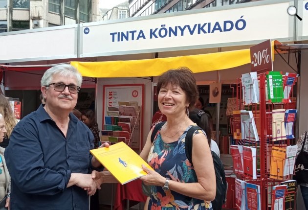 Kiss Gábor, a TINTA kiadó igazgató-főszerkesztője és T. Litovkina Anna oroszországi születésű nyelvész, folklorista, pszichológus, coach (Fotó: TINTA Könyvkiadó)