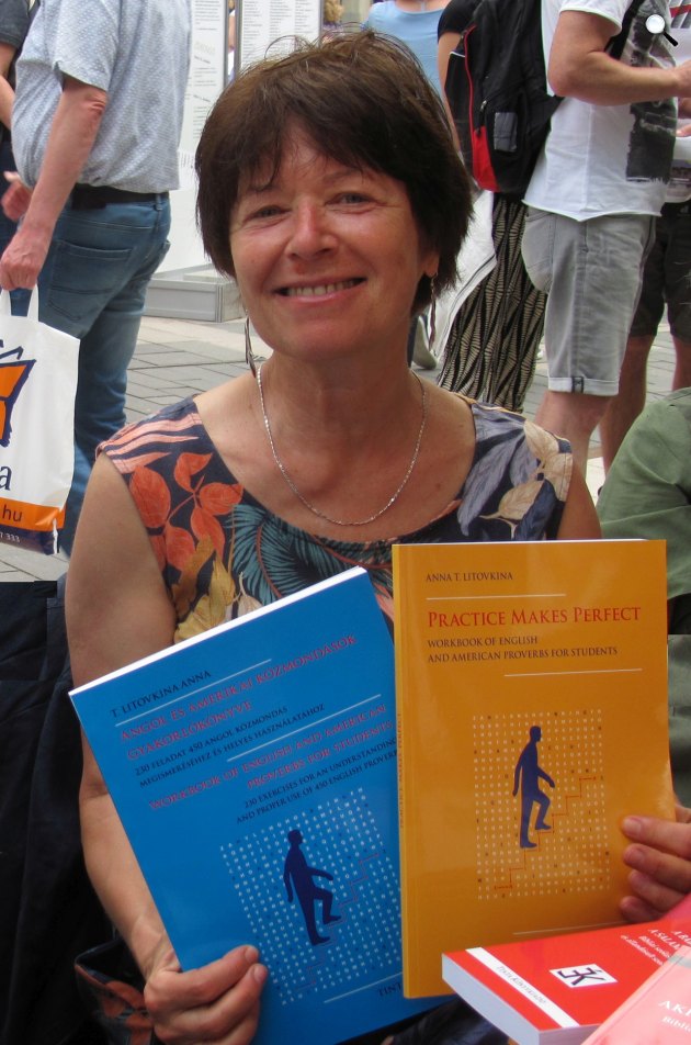 T. Litovkina Anna oroszországi születésű nyelvész, folklorista, pszichológus, coach a két új közmondásokat tanító kötetével (Fotó: TINTA Könyvkiadó)