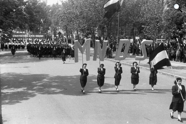A Magyar Nők Demokratikus Szövetsége a nők emancipációját képviselte a május 1-jei felvonuláson is, 1949 (Fotó: Fortepan/Chuckyeager tumblr)