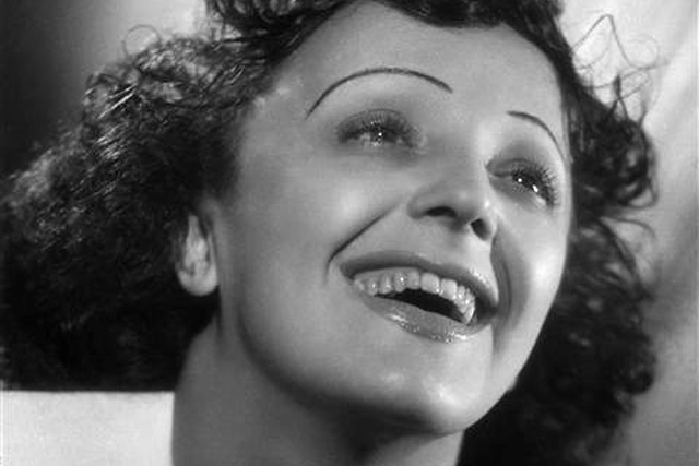 Edith Piaf (1915-1963) sanzonénekes, 1946 (Fotó: Studio Harcour/Wikimedia)