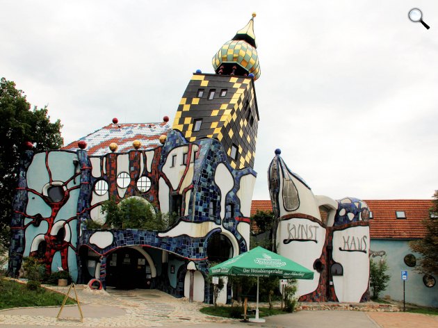 Hundertwasser-Kunsthaus (Művészetek háza), Abensberg (Fotó: Stefan Oemisch/Wikimedia)