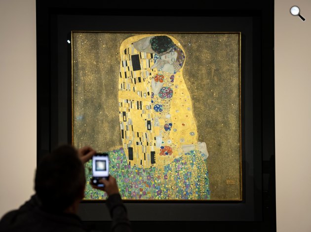 Gustav Klimt: A csók, 1908 (Fotó @David Bickerstaff)