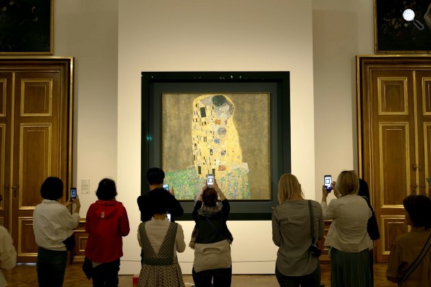 Gustav Klimt: A csók c. festménye a Belvedere Múzeumban (Fotó @David Bickerstaff))