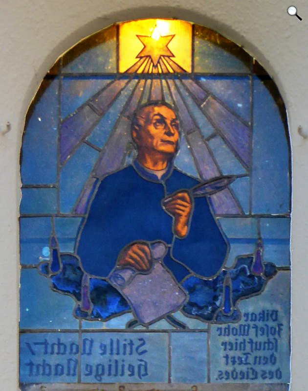 Joseph Mohr (1792-1848) pap és lelkipásztor, a Csendes éj írója az oberndorfi Stille Nacht-Kapelle egyik ablakán, Németország (Fotó: Renardo la vulpo/Wikimedia)
