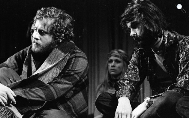 Képzelt riport egy amerikai popfesztiválról - balta Koltai Róbert a Vígszínházban, 1973 (Fotó: Fortepan / Tamás)