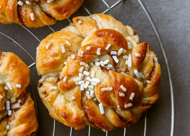 Svéd, skandináv sütemény - sáfrányos mazsolás kalács (kanelbullar) (Fotó: Pixabay)