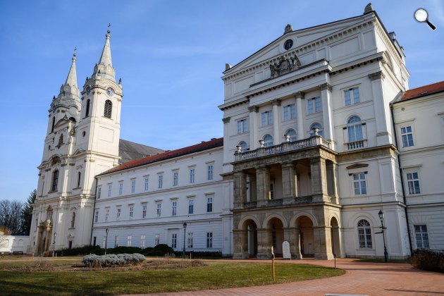 A Ciszterci Műemlékkönyvtárnak helyet adó Zirci Apátság (Fotó: MTI/Vasvári Tamás)