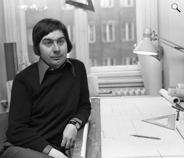 Finta József építész a LAKÓTERV irodájában, 1976 (Fotó: Fortepan/Urbán Tamás)