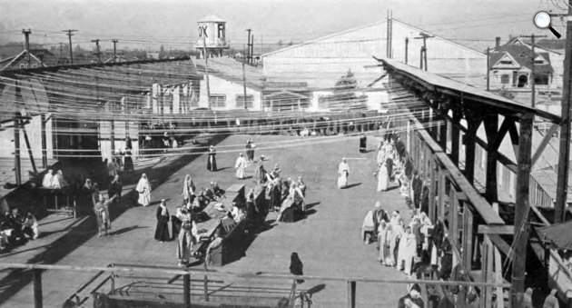 Salome - Theda Bara forgatása - A North Western Avenue-n található Fox Stúdió nagy színpadát öltözőnek is használták, 1918 (Fotó: Theatre Magazine Company/Wikimedia)