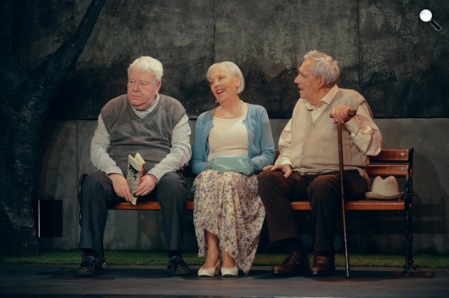 Hárman a padon - Gálvölgyi János, Egri Márta, Benedek Miklós (Fotó: Orlai Produkció)