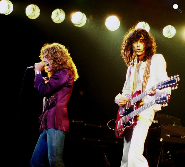 Led Zeppelin koncert - Robert Plant énekes és Jimmy Page gitáros, 1977 (Fotó: Jim Summaria, jimsummariaphoto.com/közkincs)