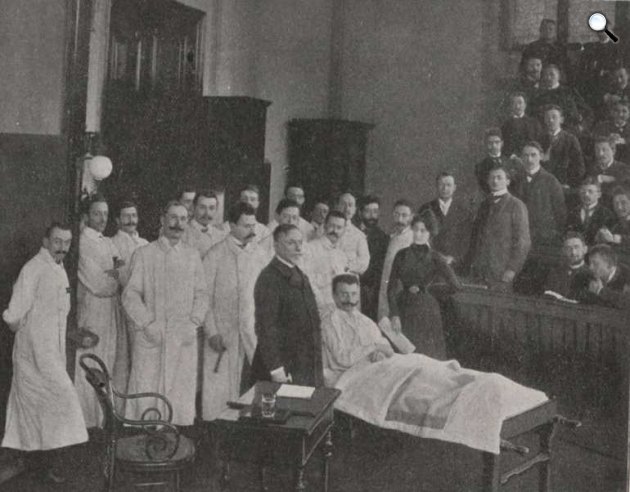 Korányi Frigyes belgyógyász, tanár az előadási teremben tanítványai között (Fotó: Erdélyi Mór/Vasárnapi Ujság/OSZK)