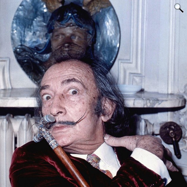 Salvador Dalí (1904-1989) festőművész portréja, a párizsi Hôtel Meurice-ben, 1972 (Fotó: Allan Warren/Wikimedia)