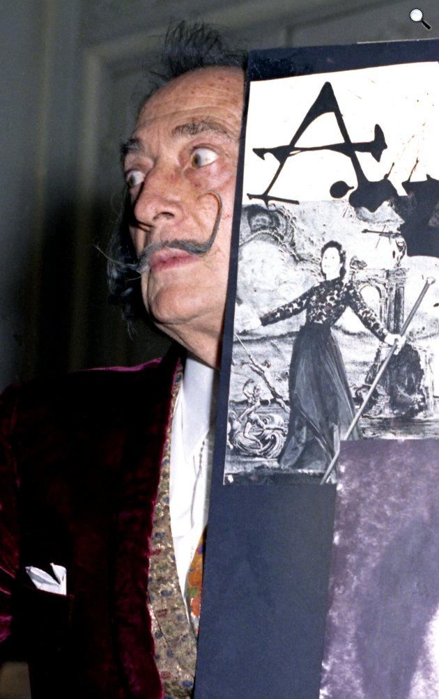 Salvador Dalí (1904-1989) festőművész portréja lakosztályában hotelben Maurice Paris, 1973 (Fotó: Allan Warren/Wikimedia)