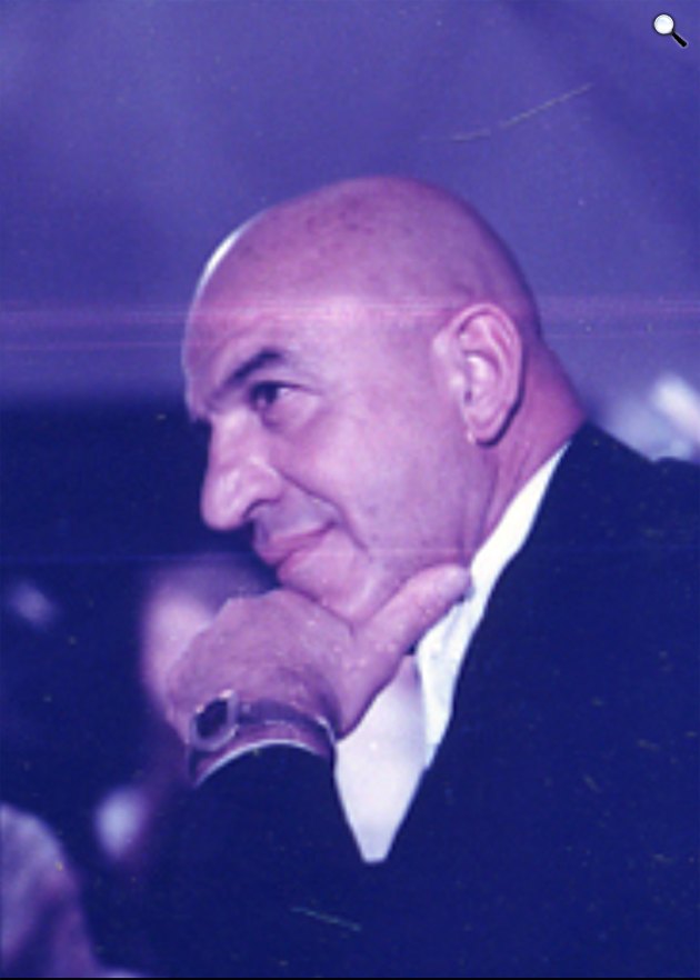 Telly Savalas (1922-1994) színész II. Erzsébet királynő és Fülöp herceg tiszteletére rendezett vacsorán, Washington, 1976 (Fotó: Schumacher/Gerald Ford Library)/Wikimedia)