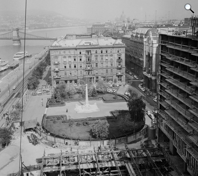 Vigadó tér és a Thonet-udvar az épülő Hotel Duna Intercontinental épületéből nézve, Finta József-terv alapján készült, 1968 (Fotó: Fortepan/Bauer Sándor)