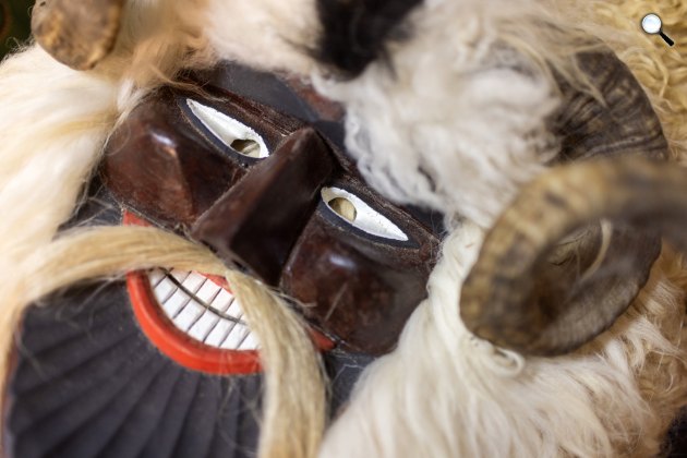 Busómaszk - Gagyi Zoltán maszkfaragó népi iparművész munkája (Fotó: MTI/Ruprech Judit)