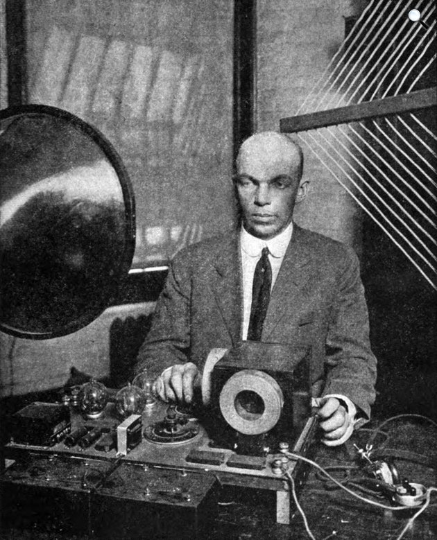 Edwin H. Armstrong amerikai rádiókutató és új találmánya, a szuperregeneratív vevőkészülék, 1922 (Fotó: Popular Radio/Wikimedia)