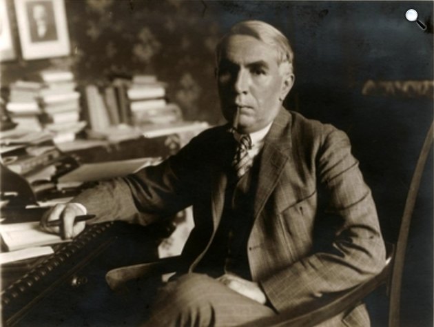 Móra Ferenc (1879-1934) író, költő az íróasztalánál, 1925 körül (Fotó: Magyar Nemzeti Múzeum)