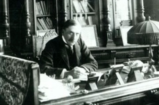 Herczeg Ferenc (1863-1954) író, újságíró a dolgozószobájában (Fotó: PIM/europeana.eu)