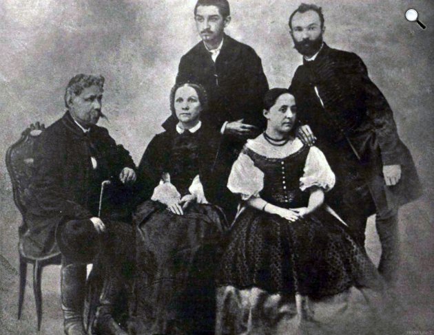Arany János családjával lánya, Juliska esküvője alkalmából - Arany Jánosné Ercsey Julianna (1818-1885), Arany Julianna (1841-1885), Arany László (1844-1898) költő, népmese-gyűjtő, Széll Kálmán (1843-1915) református pap, 1863 (Fotó: Vasárnapi Ujság/OSZK)