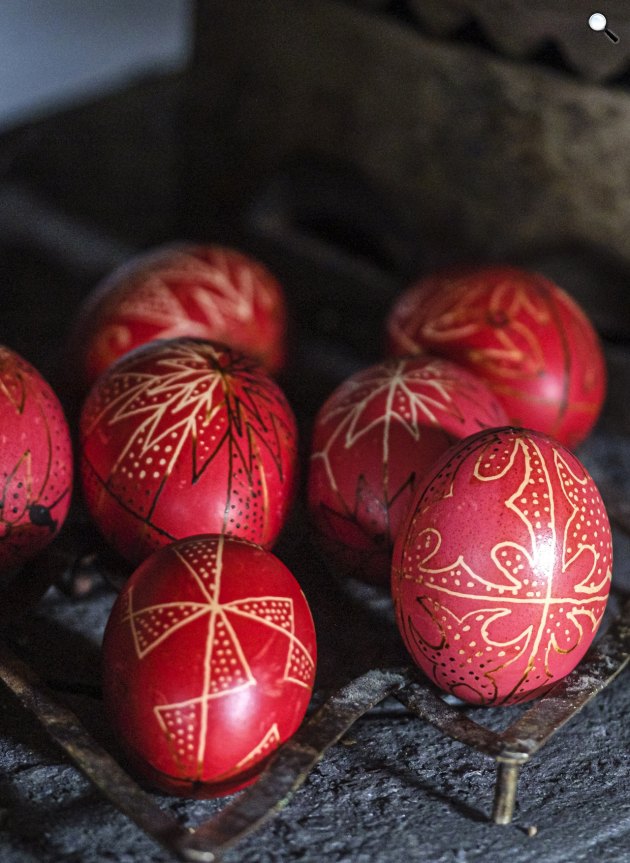 Írott tojás készül az erdélyi Gyimesközéplokhoz tartozó Hidegségpatakán, 2024 (Fotó: MTI/Veres Nándor)