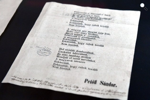 Petőfi Sándor: Nemzeti dal, 1848. március 15-én nyomtatott példányának másolata (Fotó: MTI/Soós Lajos)