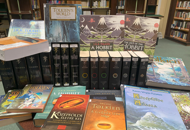 A Tolkien-gyűjtemény egy része az Országos Idegennyelvű Könyvtárban (Fotó: Fotó OIK)